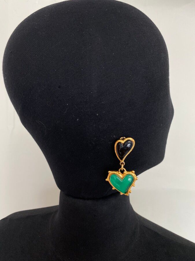 Null CHRISTIAN LACROIX 94年夏天 一对带镀金金属流苏和绿色及黑色树脂凸圆形宝石的心形耳夹 - 已签名

高6厘米