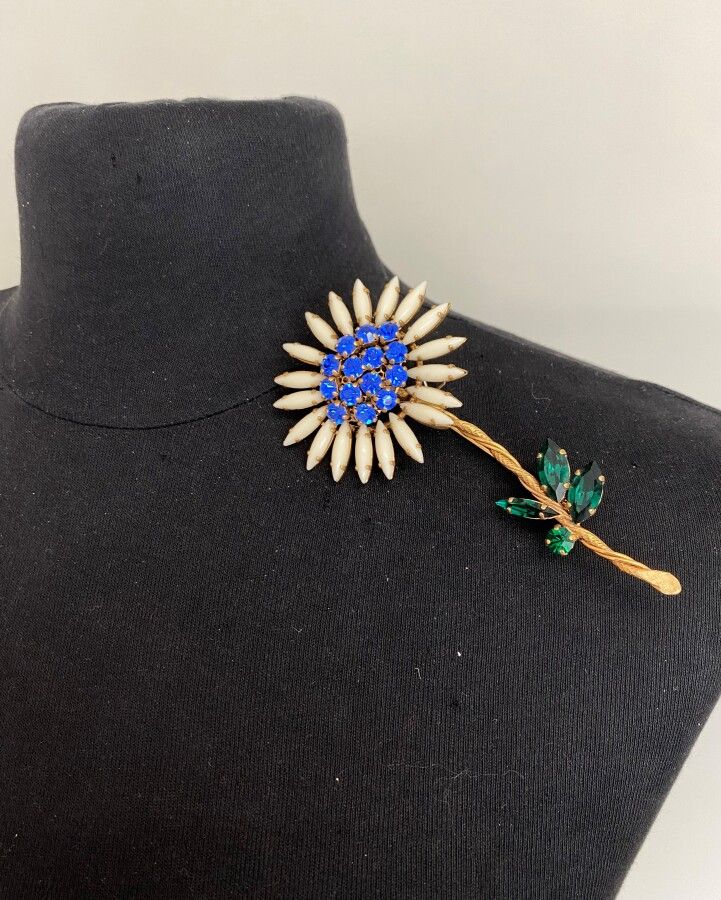Null CHRISTIAN LACROIX 巴黎高级定制花形胸针，镀金金属，象牙色玻璃脐带和蓝绿水钻-已签名

高度为10.5厘米