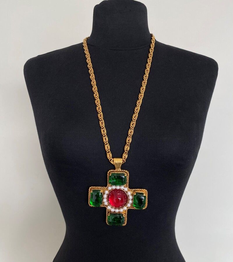 Null CHANEL法国制造 镀金金属项链和十字架吊坠，镶嵌红色和绿色凸圆形玻璃和珍珠 - 吊饰上有签名和品牌编号

长70厘米

十字架 10x8厘米