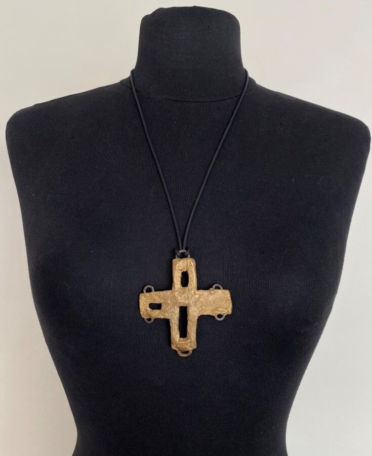 Null CHRISTIAN LACROIX Haute Couture by CHRISTIANE BILLET 镂空铜质十字架吊坠 - 已签名

7,5x6&hellip;