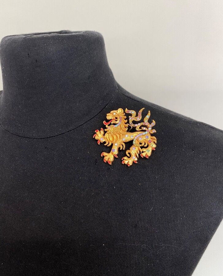 Null CHRISTIAN LACROIX法国制造Lion d' Arles镀金金属胸针吊坠，带彩色水钻和红色珐琅，已签名

4,5x4,5cm