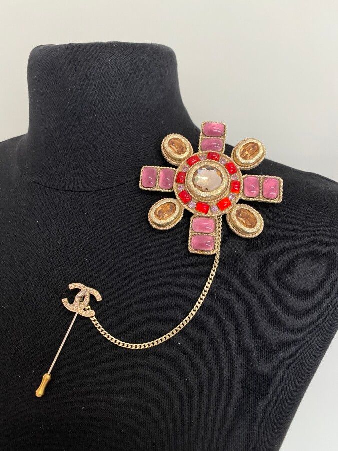 Null CHANEL Made in France Spring 2002 Cross pendant brooch in champagne sandbla&hellip;