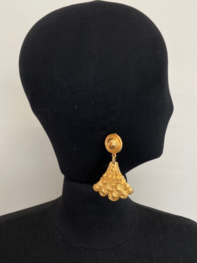 Null CHRISTIAN DIOR 德国 1974年 一对镀金的金属掌纹耳夹 - 已签名

高7厘米（镀金层磨损）