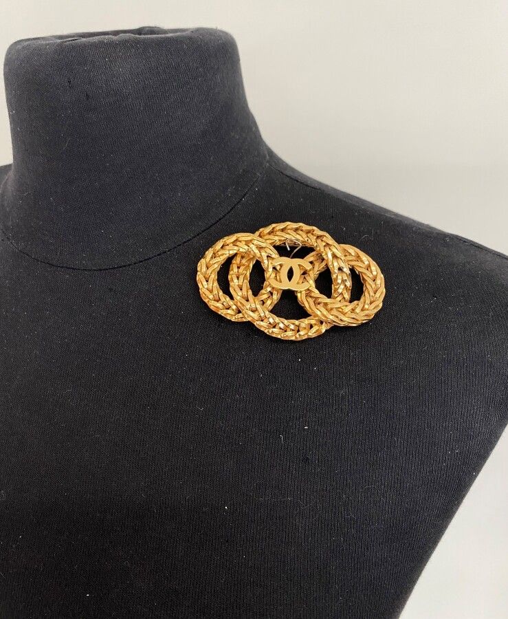 Null CHANEL 3 rings brooch in metal with the brand's number - signed 

4x6,5cm