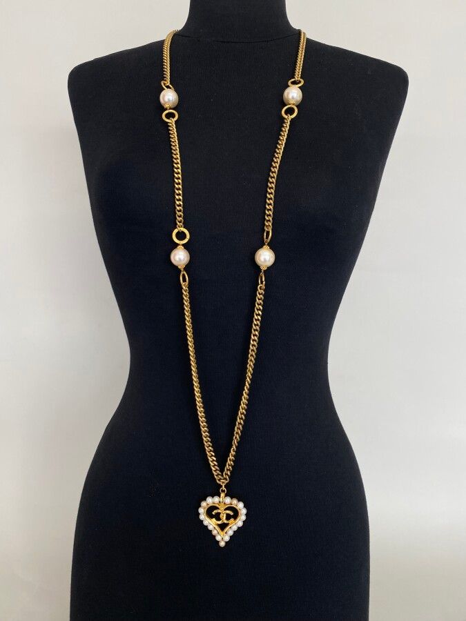 Null 香奈儿黄金和铜化金属心形吊坠和珍珠项链 - 无签名，有文字说明

长110厘米