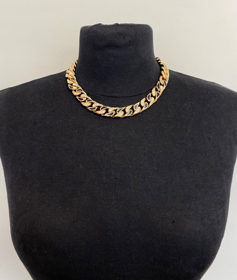 Null CHRISTAIN DIOR by GROSSE 镀金金属项链，中央链节装饰有水钻和黑色珐琅 - 带签名的搭扣 - 带刻字小袋

长42厘米