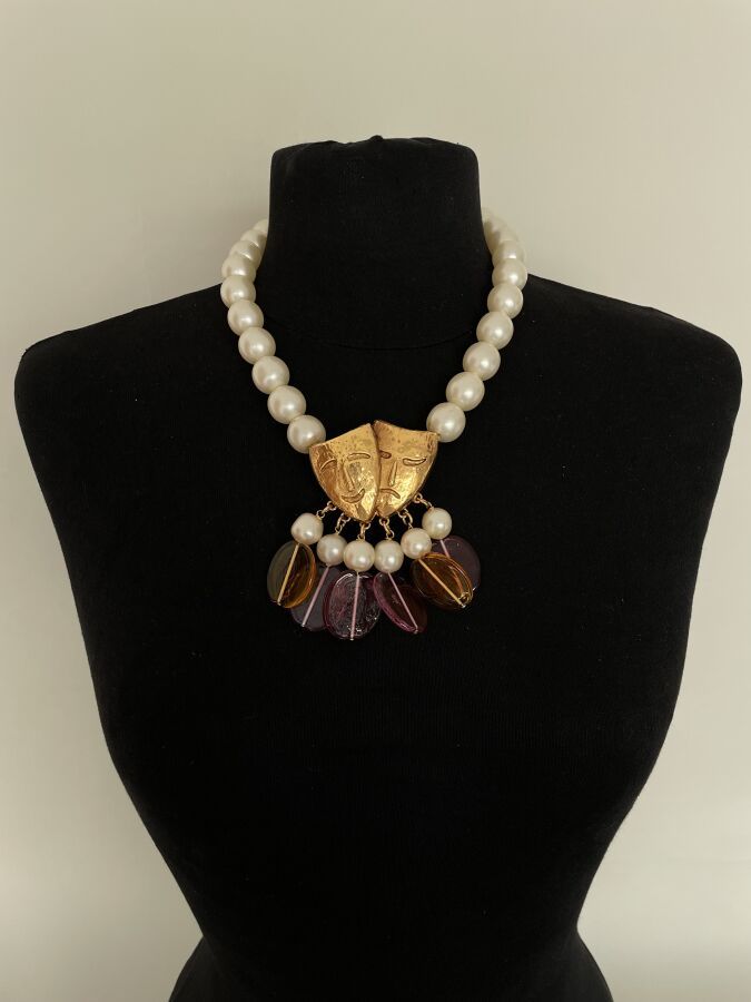 Null PHILIPPE FERRANDIS Paris Collier Comedia del arte en métal doré perles nacr&hellip;