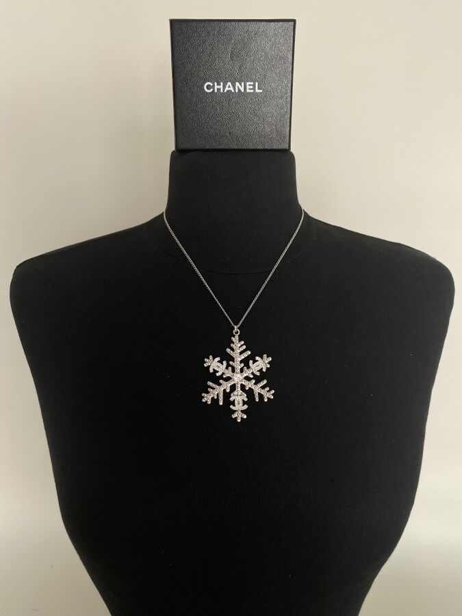 Null CHANEL Necklace and Snowflake Pendant in silver patina metal and Swarovski &hellip;