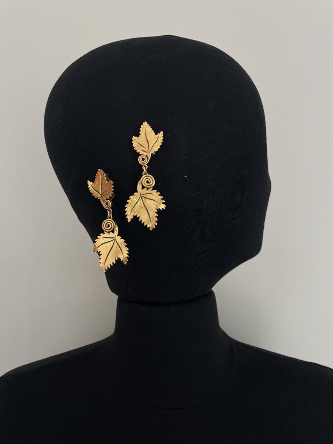 Null KENZO PARIS by ROBERT GOOSSENS Pair of gold-plated metal vine leaf ear clip&hellip;
