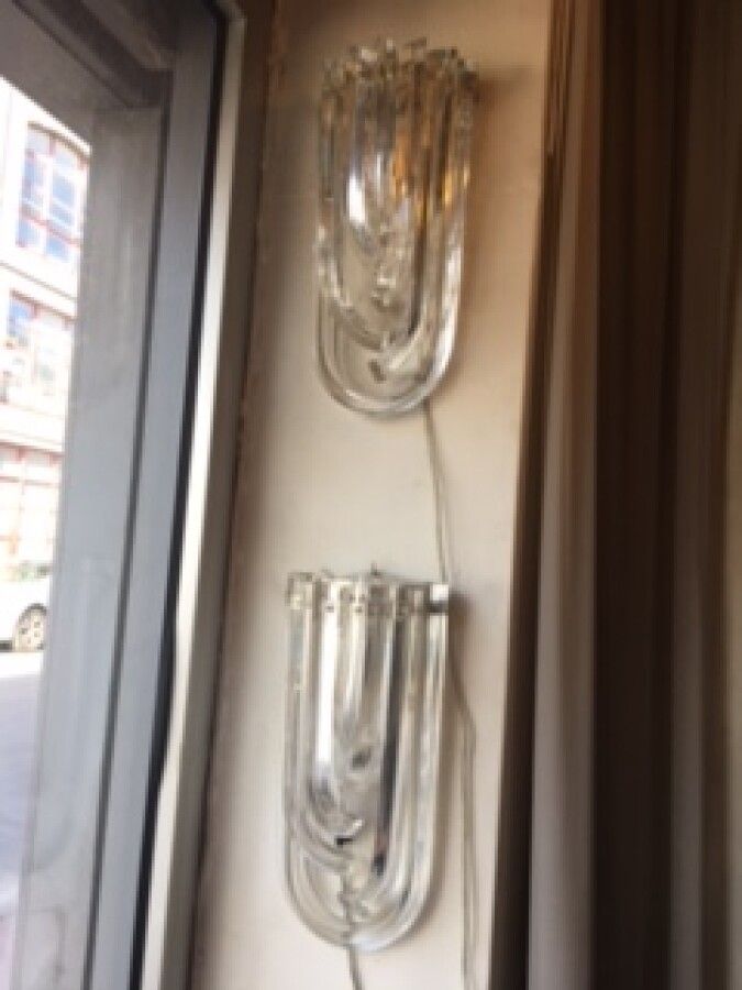 Null Paar Wandleuchten mit Voluten aus gegossenem Glas H 40 cm
