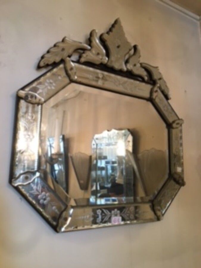 Null Spiegel mit abgeschrägten Kanten und Giebel aus venezianischem Glas. 

78x7&hellip;