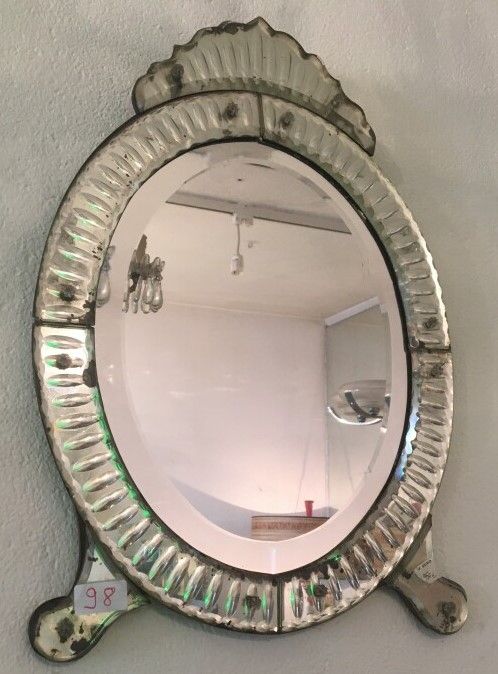 Null Kleiner ovaler Spiegel aus abgeschrägtem Galce 58 x 39 cm. 

(in unveränder&hellip;