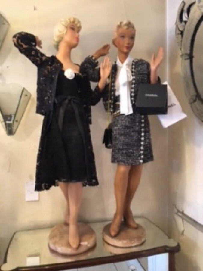 Null SIEGEL, 2 advertising mannequins dressed in the style of CHANEL Ht 120 cm