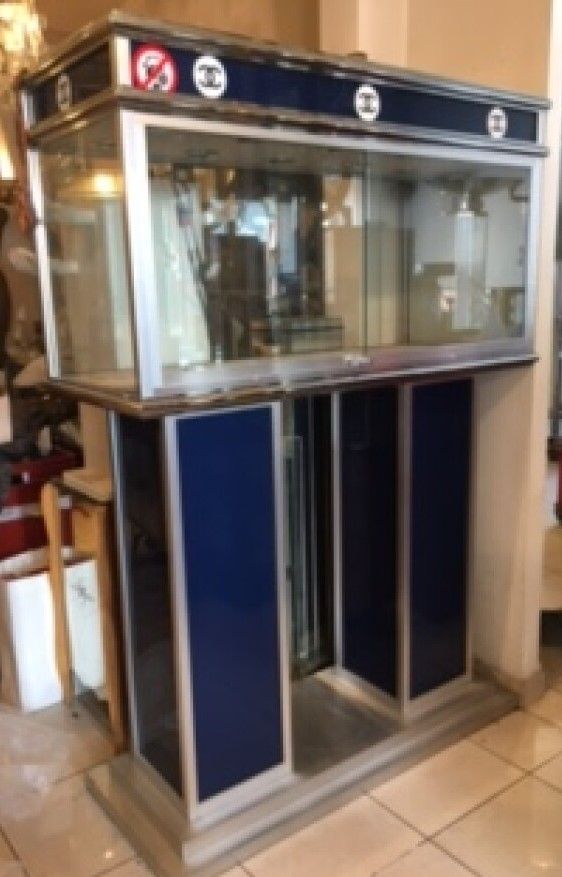 Null 一套3个镀铬金属和蓝色有机玻璃柱的展示柜（电动）176 x 53 x 53 / 176 x 123 x 53厘米（大）。