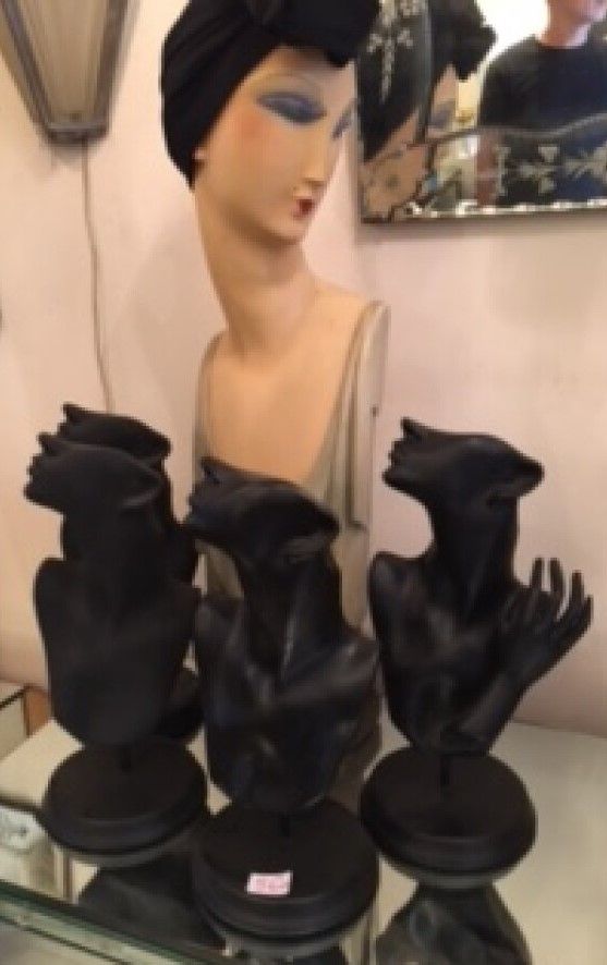 Null Buste de femme en plâtre polychrome et 4 bustes en résine noire 80 x 40 cm