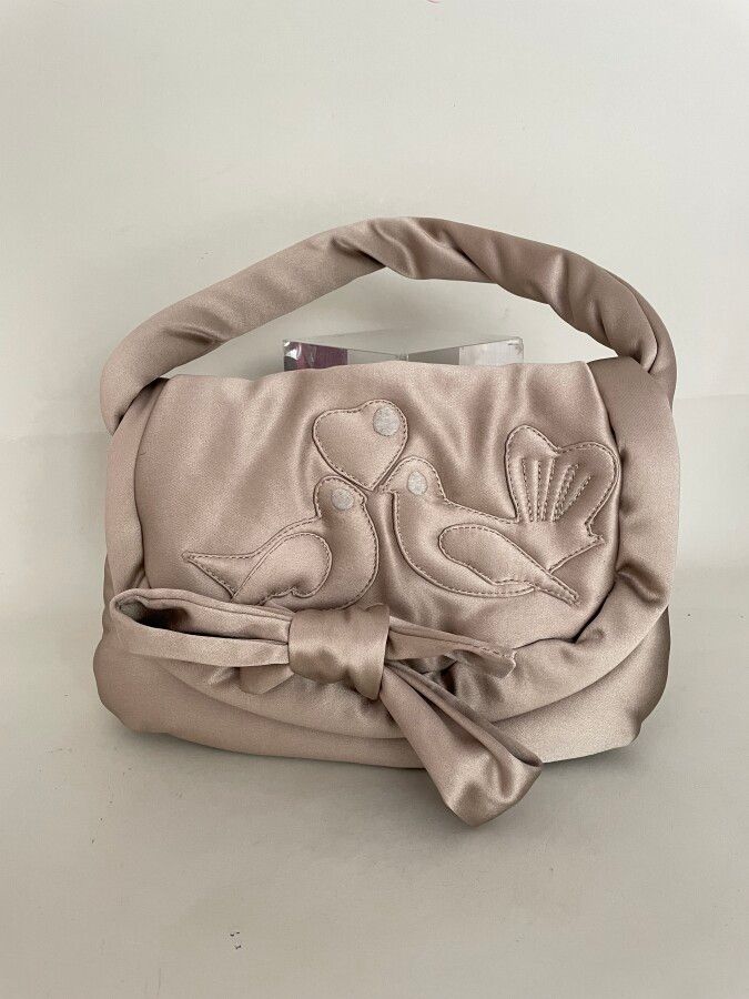 Null SONIA RYKIEL Paris Sac à main en satin gris perle à motif de colombes et no&hellip;