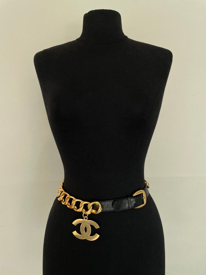 Null 
CHANEL Made in France Cinturón de metal dorado con piel negra y colgante c&hellip;