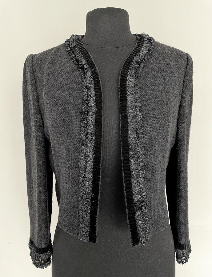 Null MISS ASHIDA Kurze Jacke aus schwarzem Verbundmaterial mit Bastkante - Größe&hellip;