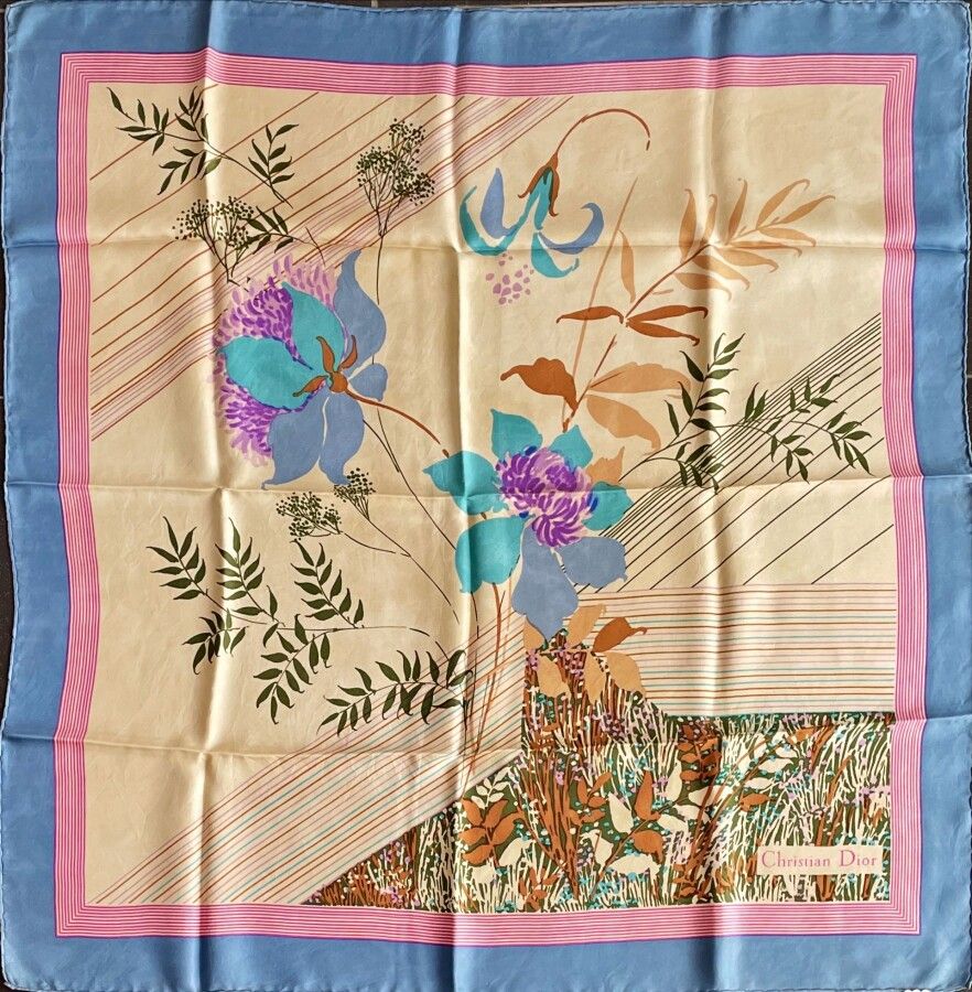 Null CHRISTIAN DIOR Silk scarf with ivory background and blue border 

(traces)