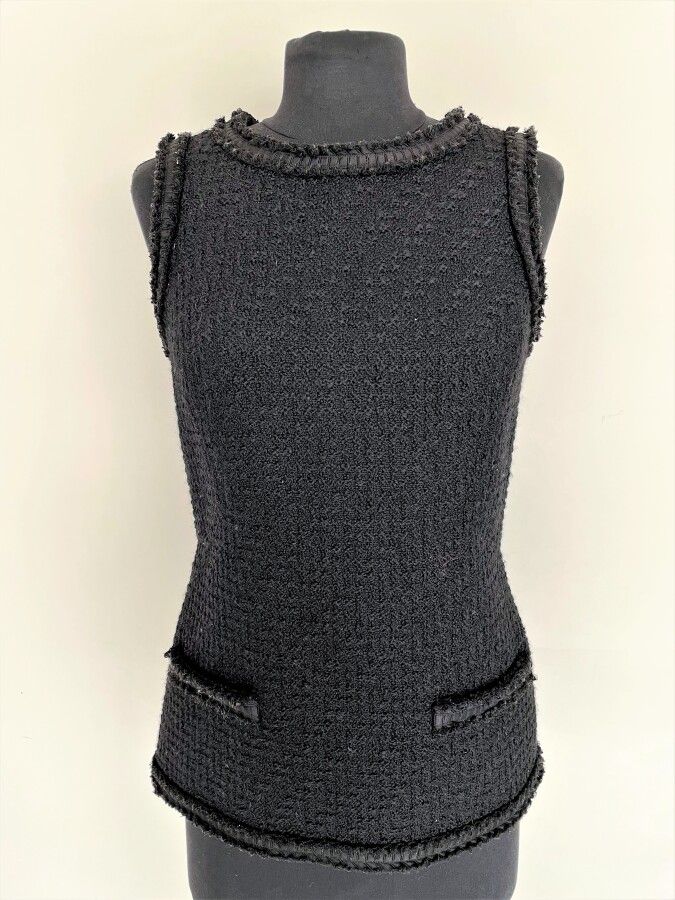 Null CHANEL Made in France Sleeveless top in black bouclette wool and trimmings &hellip;