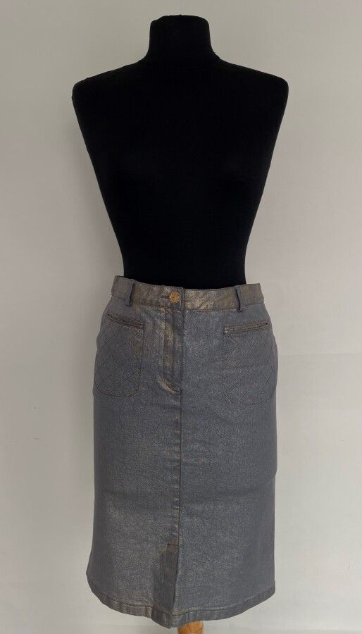 Null CHANEL Denim skirt with gold button and brand logo - Size 38