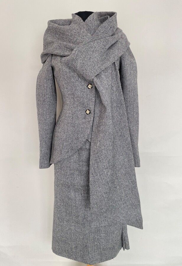 Null JOHN GALLIANO Traje de chaqueta de lana en espiga gris y blanca con estola &hellip;