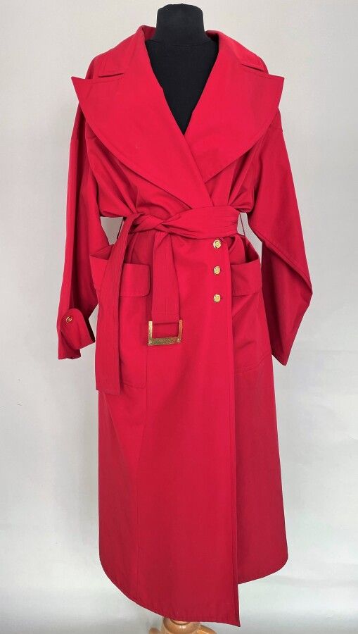 Null CHANEL Boutique Abito cappotto in cotone rosso con bottoni e fibbia in meta&hellip;