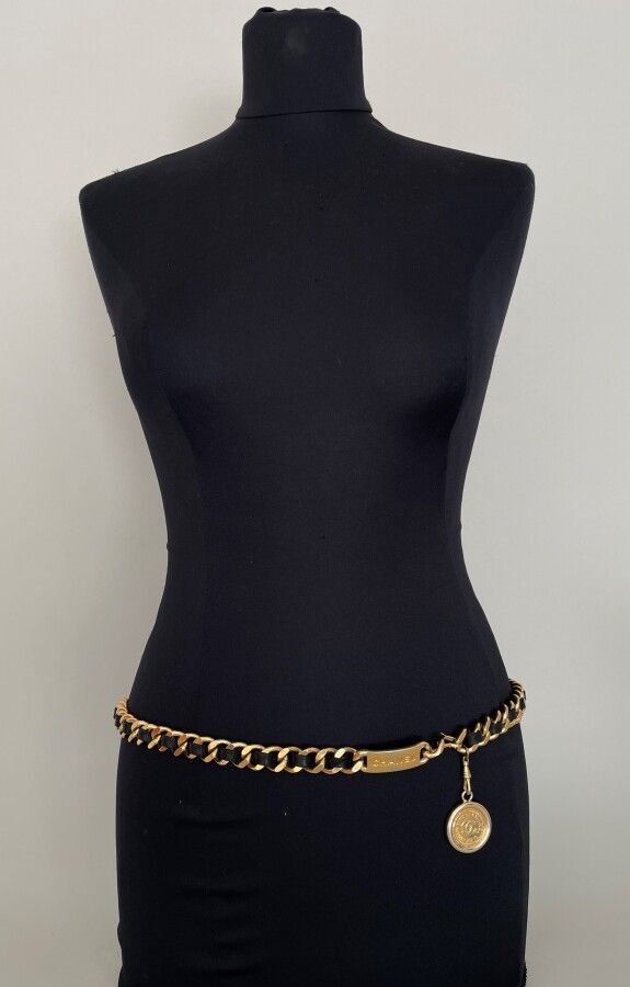 Null 香奈儿腰带，镀金金属路边链和黑色皮革花边，带有品牌编号的吊饰

长85厘米

(轻微磨损)