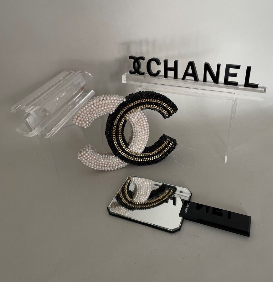 Null 一套4件的广告品：Face à main CHANEL - Double C pearled - double C plexi display - L&hellip;