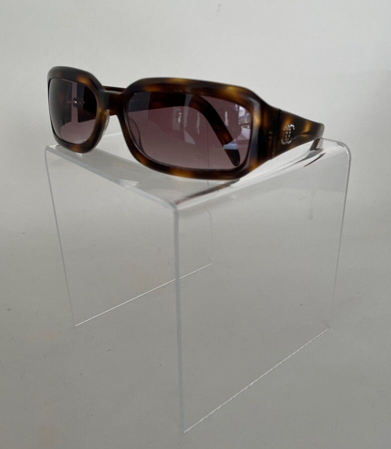 Null CHANEL Made in Italy Par de gafas de sol de carey con doble C de strass