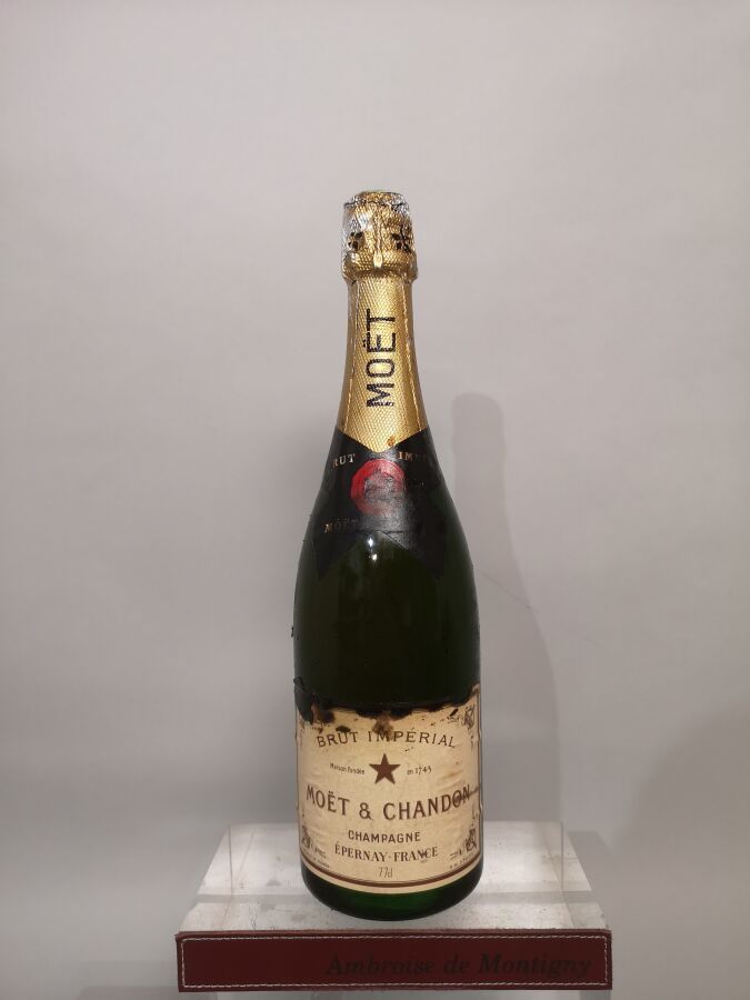 Null 1 bottle CHAMPAGNE Brut Impérial - MOET & CHANDON Years 1970

Stained label