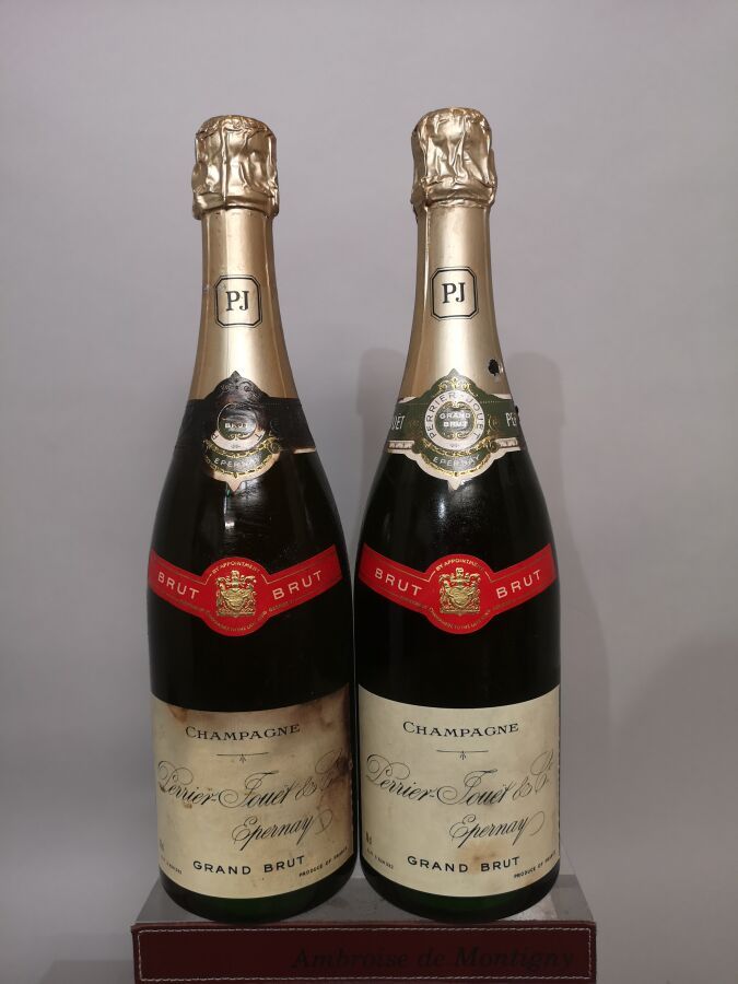 Null 2 bottles CHAMPAGNE Grand Brut - PERRIER JOUET Years 1990 

Stained labels