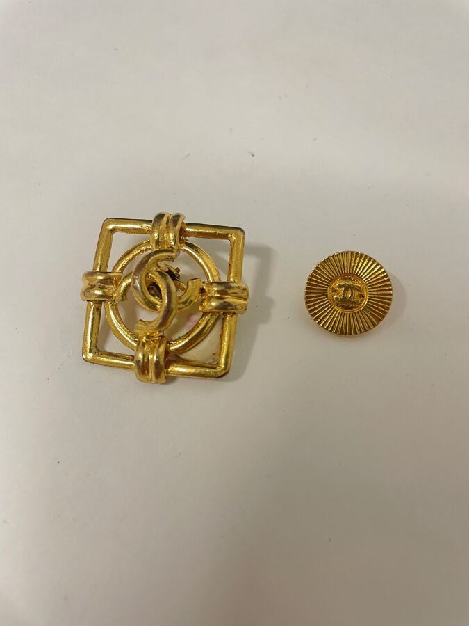 Null CHANEL Monoclip cuadrado de metal dorado con logotipo calado 
2,8x2,8cm
Peq&hellip;