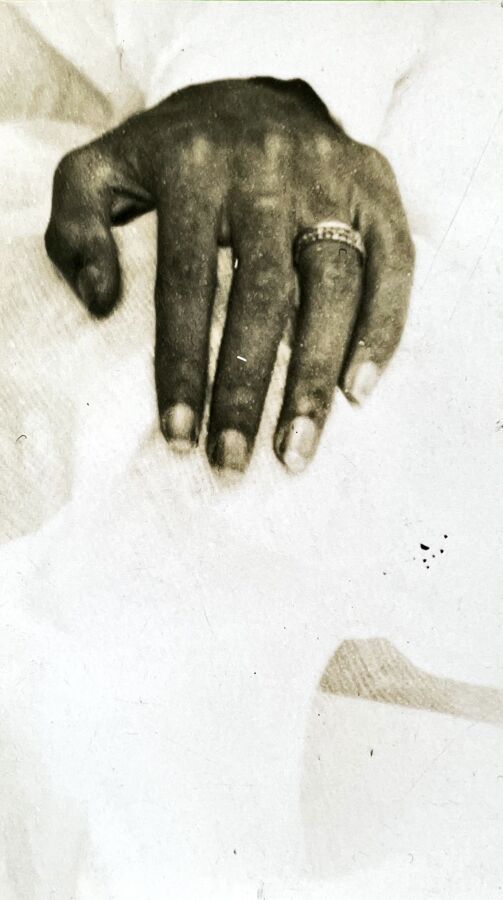 Null Bernard BOUTET DE MONVEL, Photographie préparatoire de la main de S. A. R. &hellip;