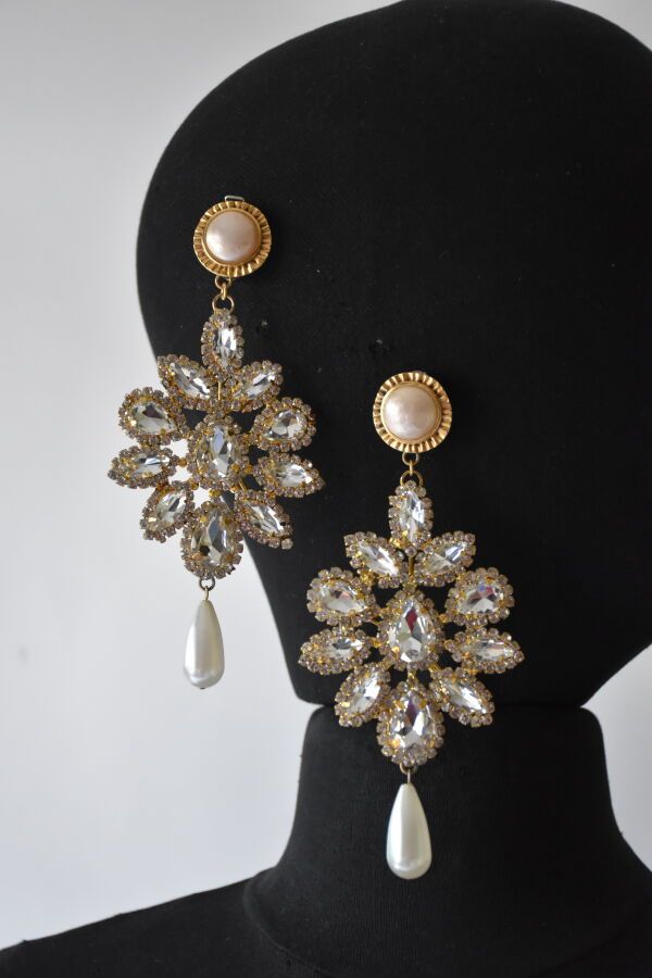 Null Gran par de pendientes de metal dorado adornados con strass y perlas nacara&hellip;