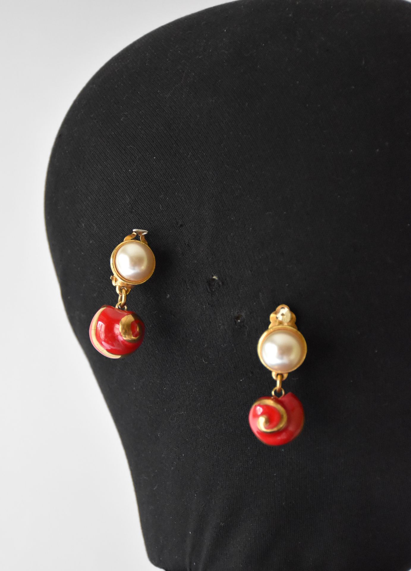 Null YVES SAINT LAURENT Rive Gauche Pair of ear clips in gilded metal with pearl&hellip;