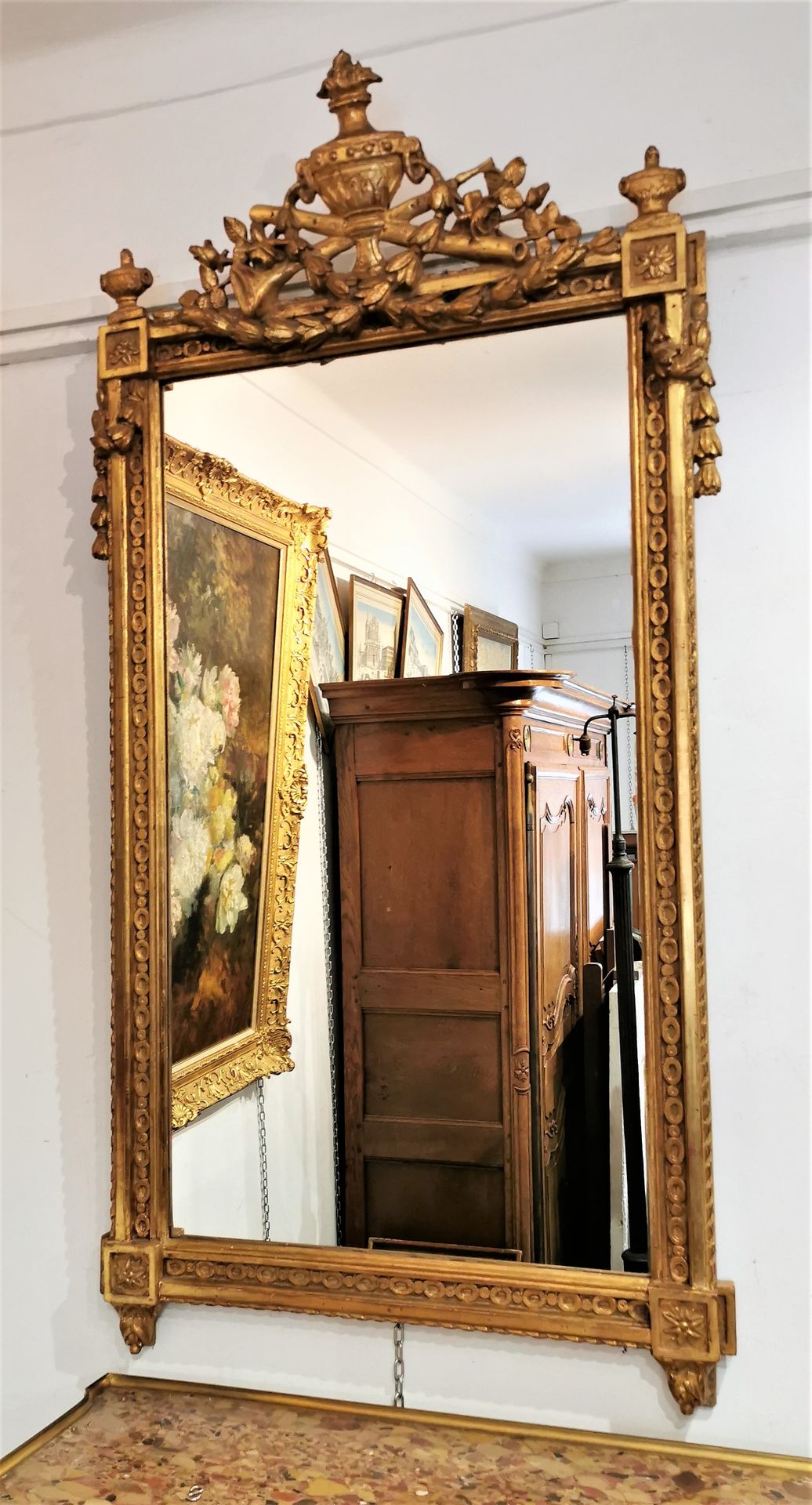 Null Grand miroir en bois sculpté et doré à la feuille d'or. Fronton sculpté d'a&hellip;