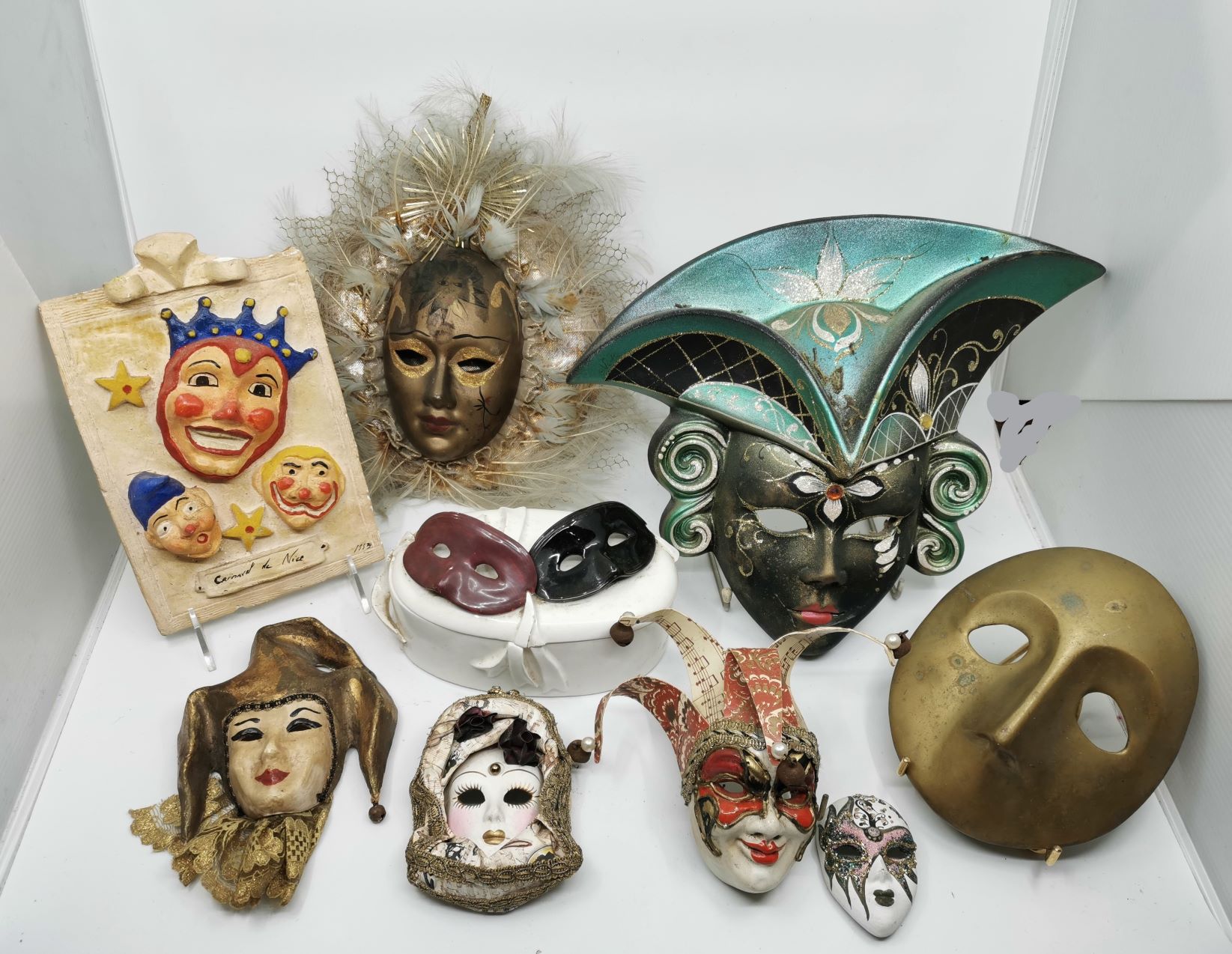 Null Lot comprenant: 1 plaque "Carnaval de Nice", 7 masques (dont 1 vénitien), 1&hellip;