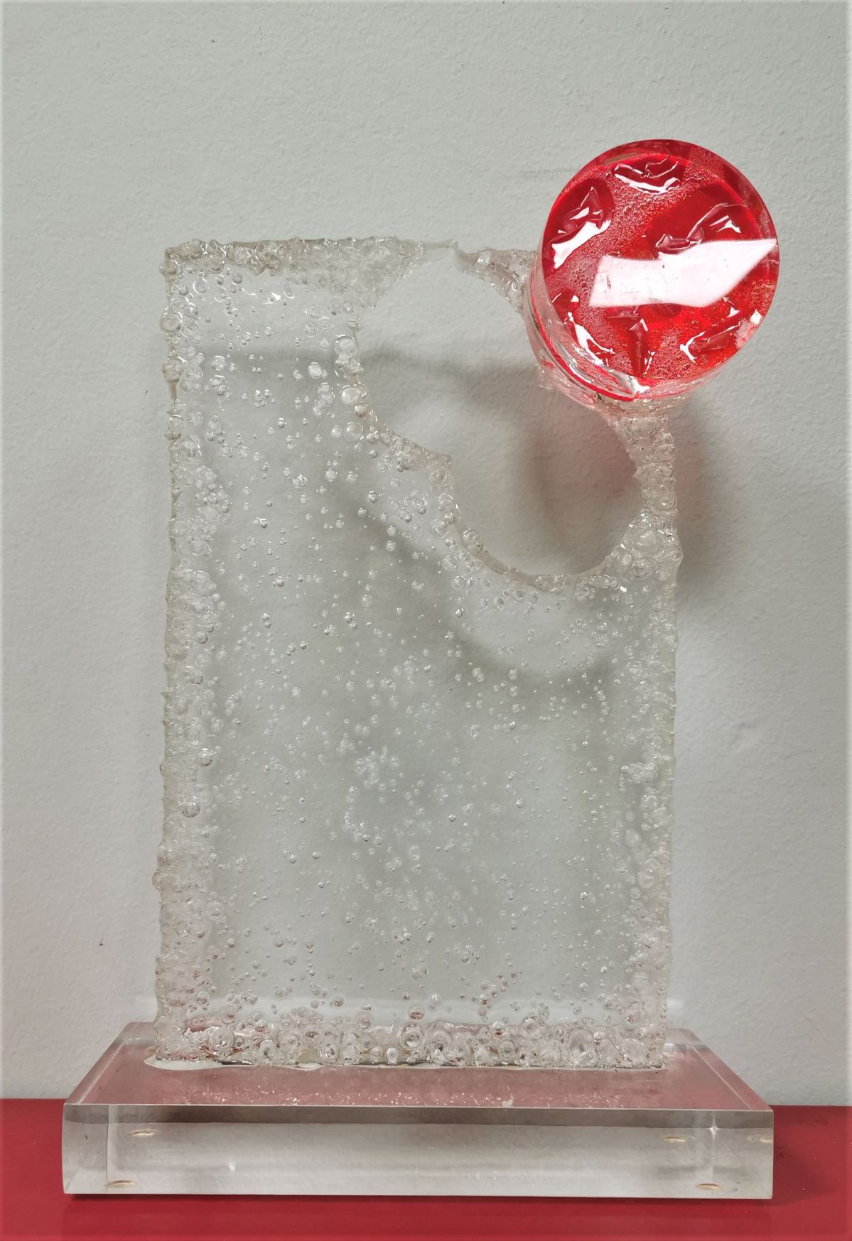 Cristina MARQUES 红色的月亮--2013年（整理：空间怪异）。

塑料 28 x 8 x 18 厘米