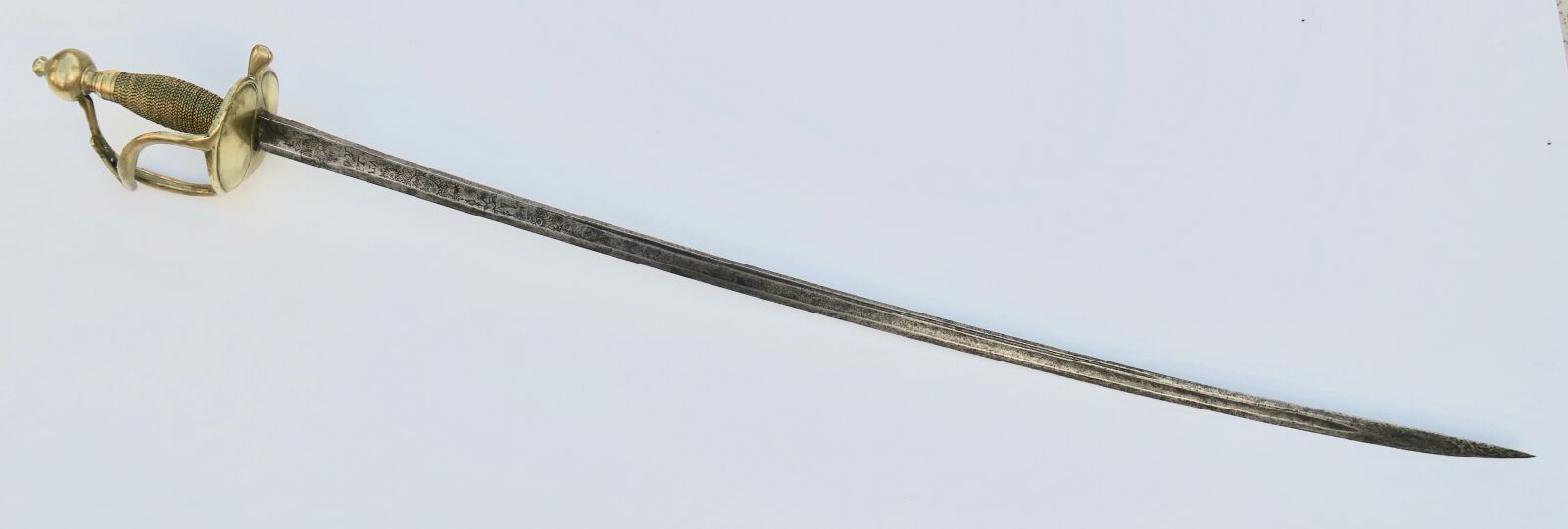 Null 1750型龙形剑。黄铜手柄，双板，圆形鞍座，铜丝，侧枝，刀背，空心曲线和水沟，在法国的武器下刻有 "Vive le roy"，周围有花纹图案。总长10&hellip;