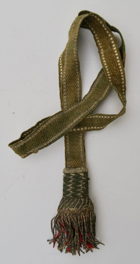 Null 轻步兵NCO挂绳。带有银线交错的绿色丝带，中间有红色羊毛线的扭曲银线绒球，第一帝国时期。