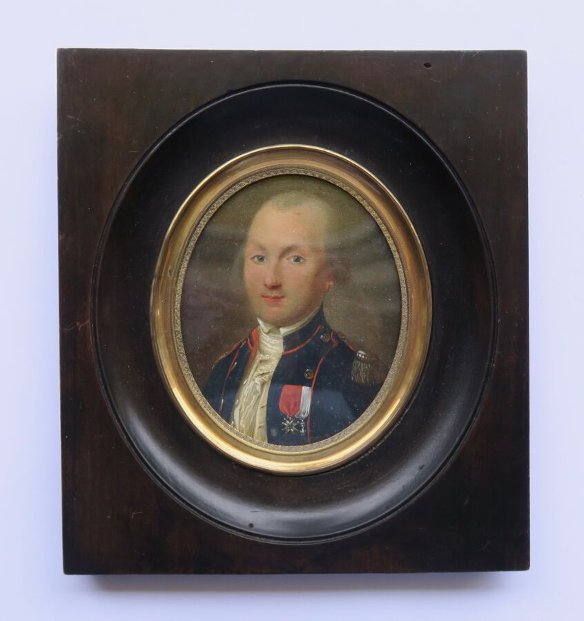 Null Miniature on ivory of an artillery officer. Wooden frame, gilded brass bord&hellip;