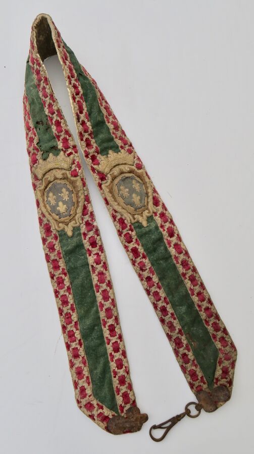 Null 阿图瓦军团的旗手服。覆盖着绿布的皮革旗帜，边上是皇家编织品（红色与白色交织），上面有阿图瓦公爵的徽章，金属挂钩，18世纪中期。长138 x 9,5厘米&hellip;