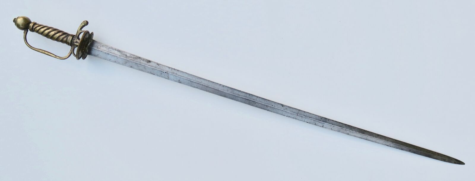 Null 1680型步枪军士长剑，黄铜支架上有珍珠浮雕，四面有刃。总长96厘米，叶片80厘米，跟部宽度33毫米，SF。