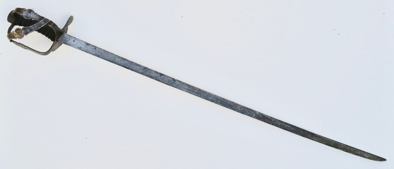 Null Drachensäbel Modell 1768. Halber Eisenkorbgriff mit vernieteten Bändern, le&hellip;