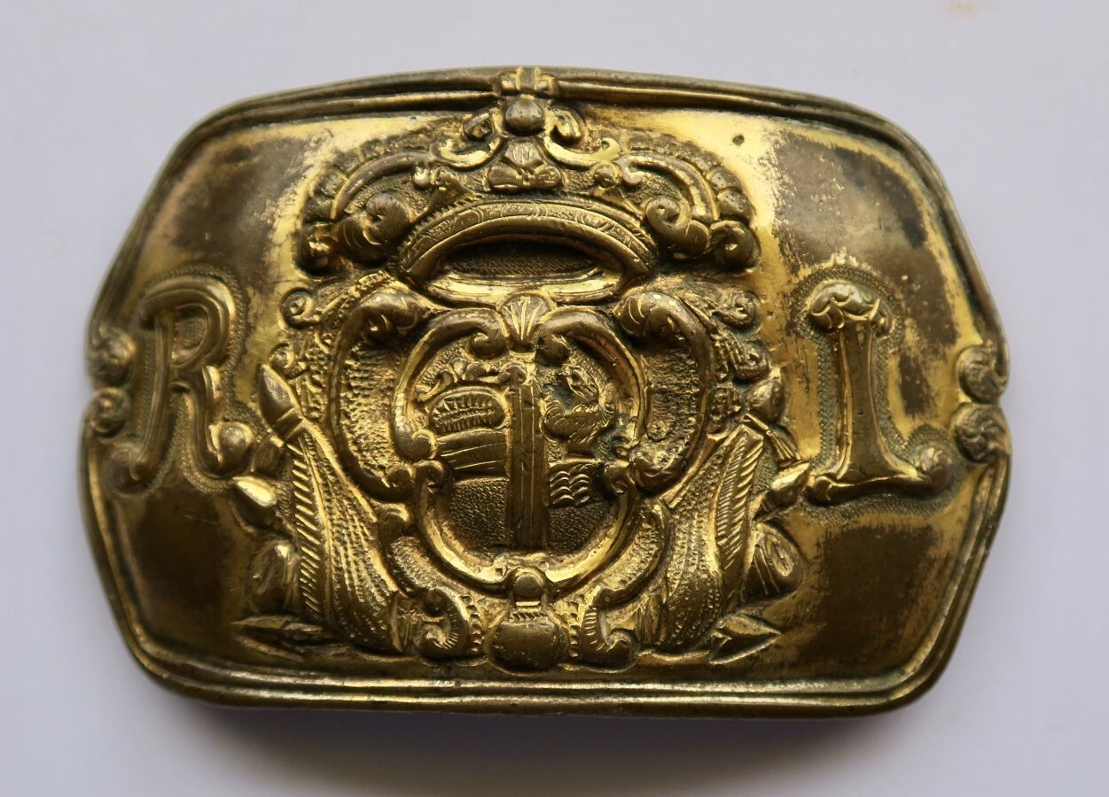 Null 军官的鎏金黄铜皮带扣，首字母RL围绕着未确定的纹章。10,3 x 6,5厘米，17世纪。