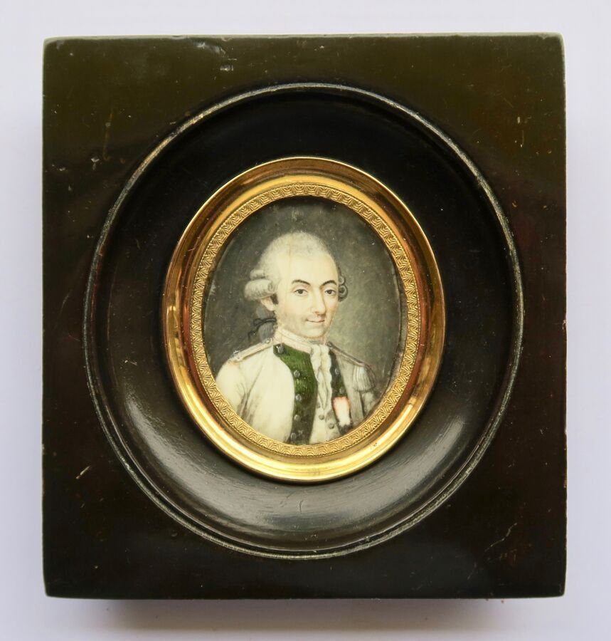 Null Miniature sur ivoire d'un officier du régiment de Soubise. Cadre bois , bor&hellip;