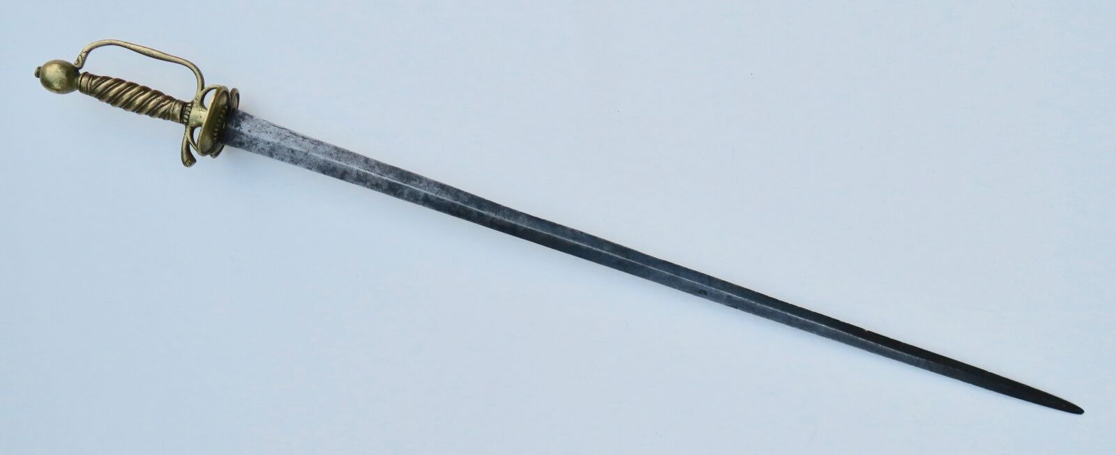 Null Espada de sargento modelo 1680, montura de latón, variante de la espoleta d&hellip;