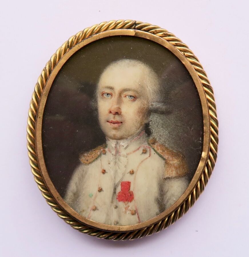 Null Miniature of an infantry officer, white uniform, red piping, yellow buttons&hellip;