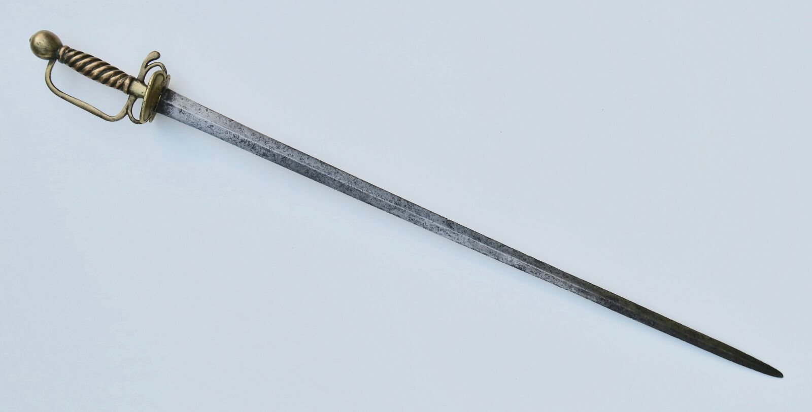 Null 1680型步枪手剑。火枪手式的铜质安装，带有扭曲的铜质保险丝。总长95.5厘米，叶片79.7厘米，脚跟处宽度29毫米。